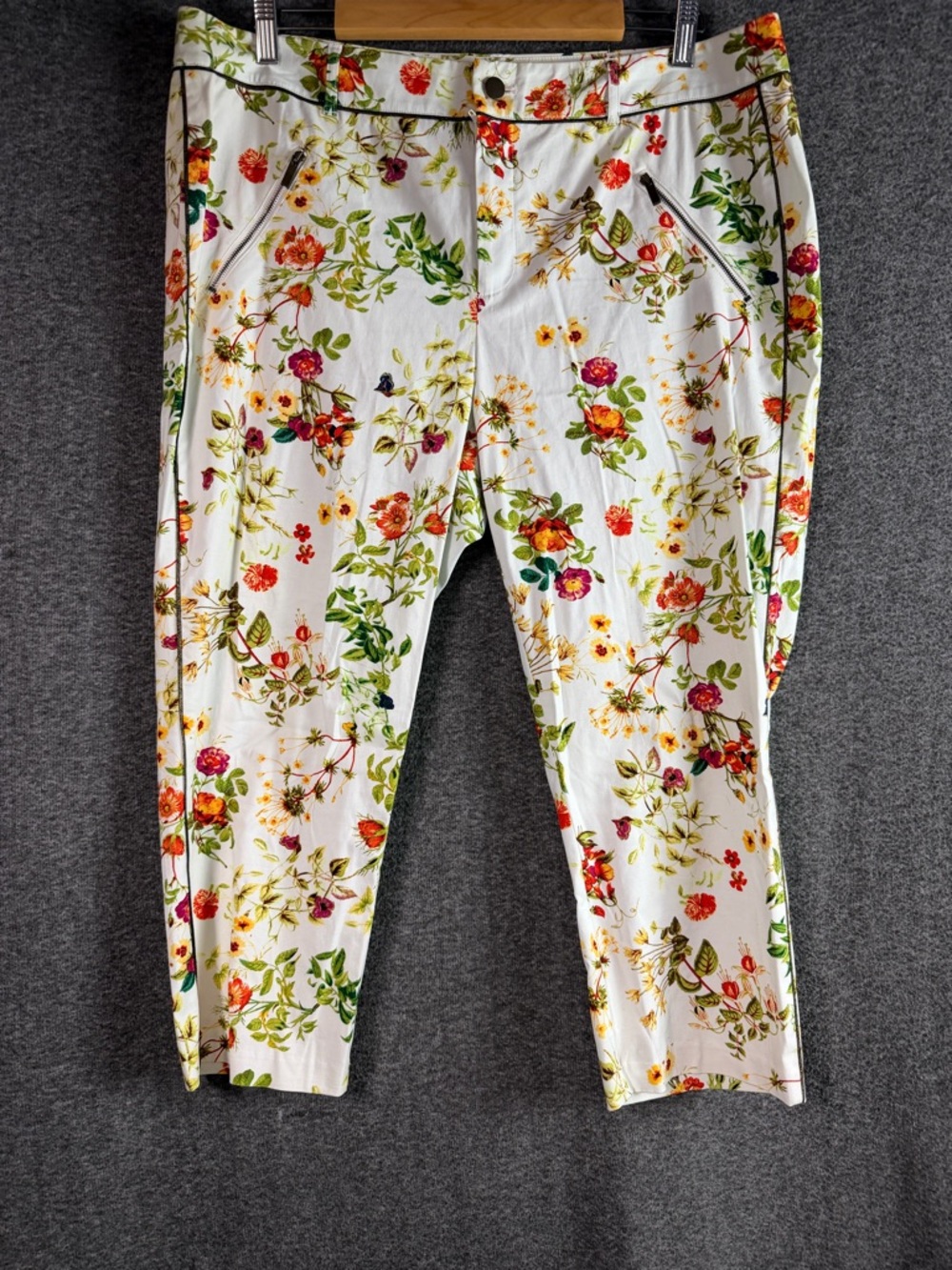 Disney Alice Floral Cropped Pants Size 14
